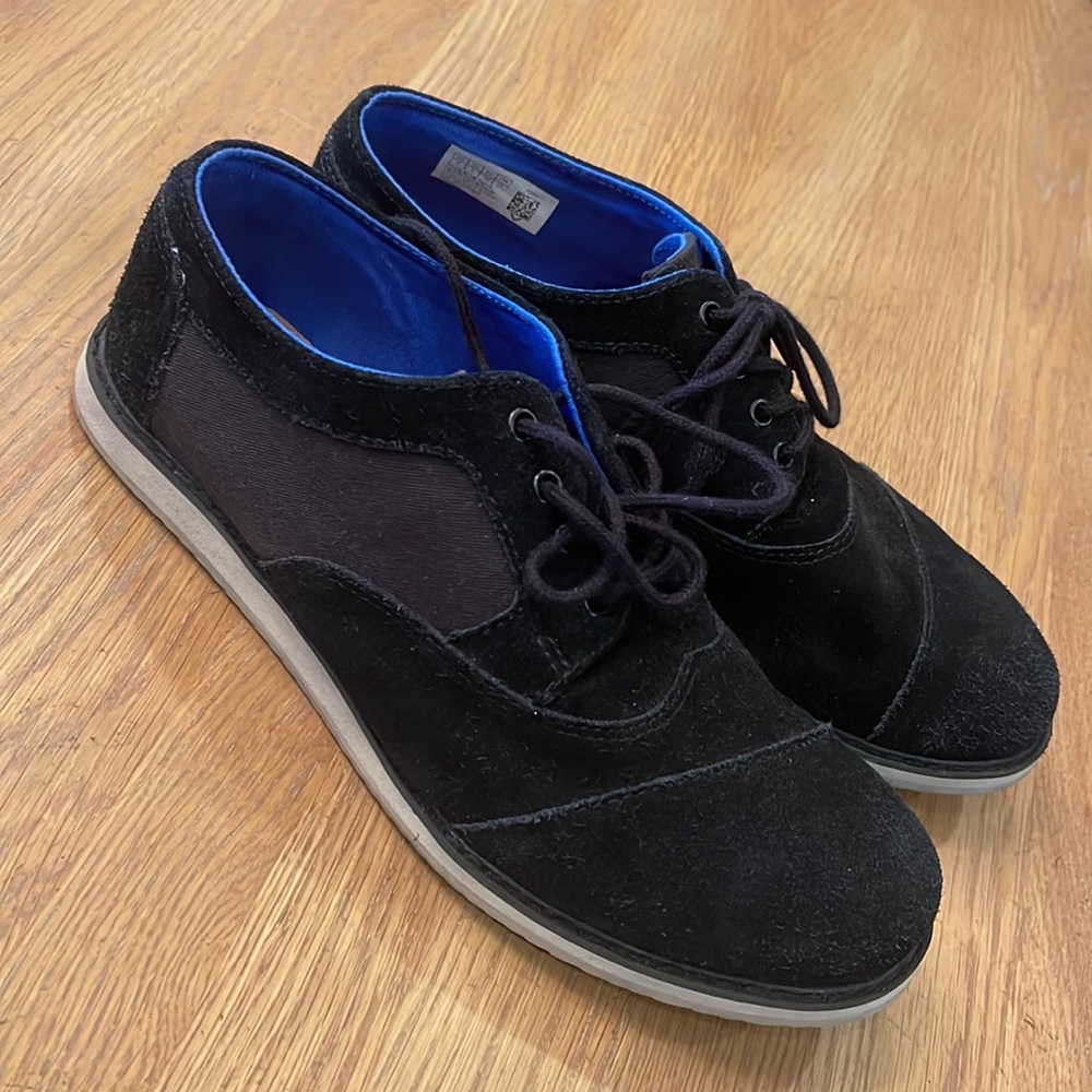 Boys TOMS shoes size 6